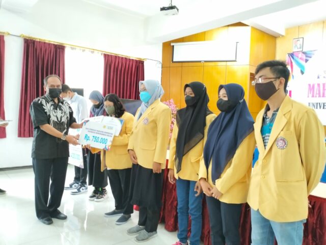 Wakil Rektor III Bidang Kemahasiswaan Unidha Malang, Sigit Budi Santoso, menyerahkan penghargaan kepada enam mahasiswa berprestasi Wakil Rektor III Bidang Kemahasiswaan Unidha Malang, Sigit Budi Santoso, menyerahkan penghargaan kepada enam mahasiswa berprestasi