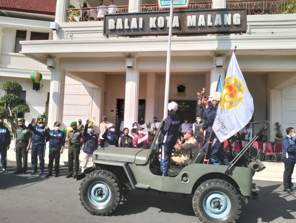 Walikota Malang, H Sutiaji bersama Forkopimda memberangkatkan secara simbolis kontingen Porprov VII Kota Malang