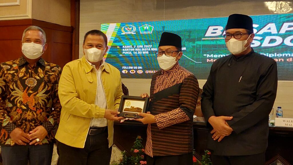 Walikota Malang, H Sutiaji bersama Wawali Sofyan Edi Jarwoko menerima cindera mata (ist)