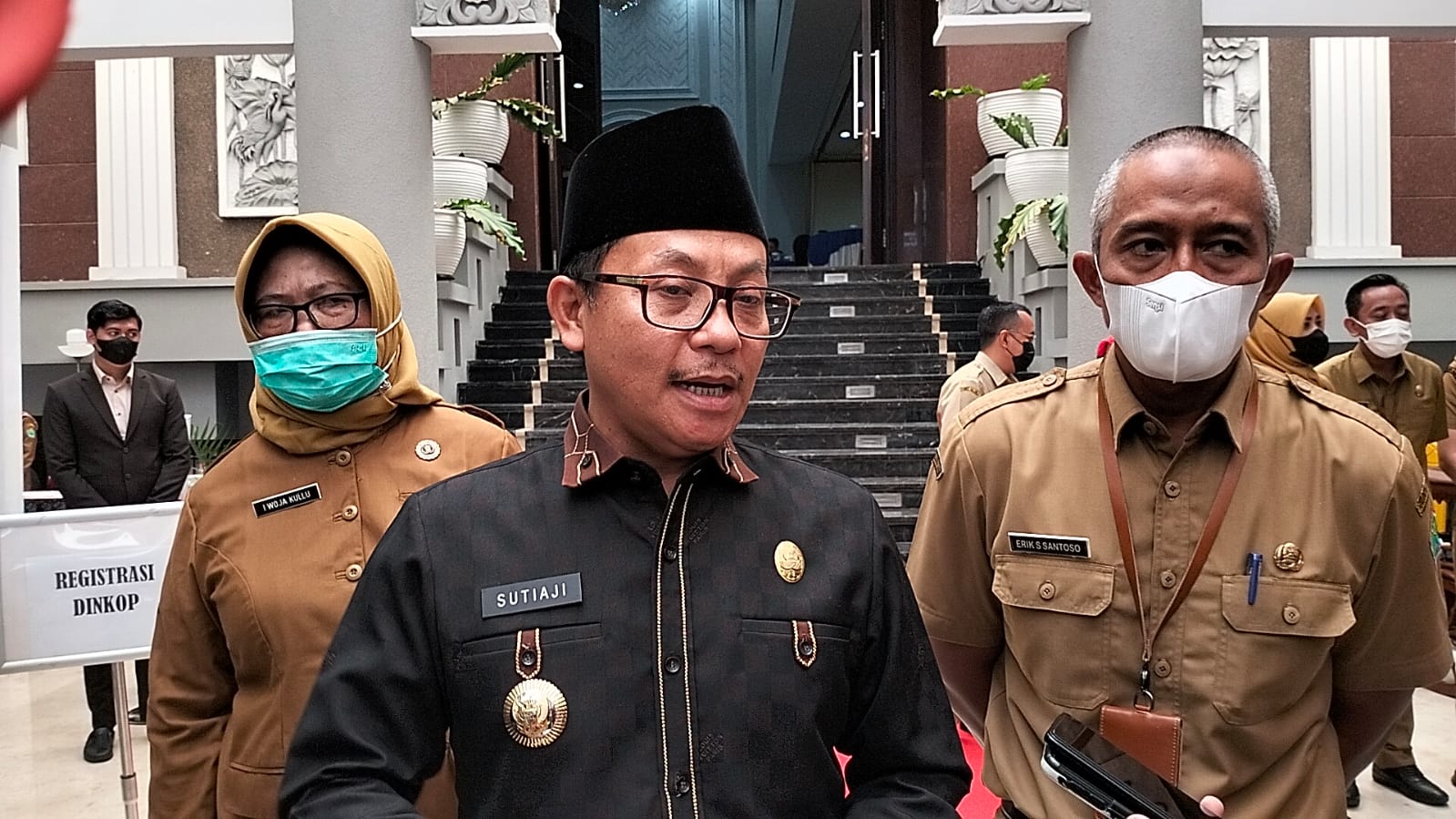 Walikota Malang, H Sutiaji didampingi Sekda Kota Malang Erik Setyo Santoso