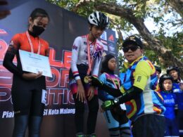 Walikota Malang, H Sutiaji mengalungkan medali emas pada Atlit MILS, Jauzaa Dzakiyah Syakirah Yoaninov, KU D Standar Putri