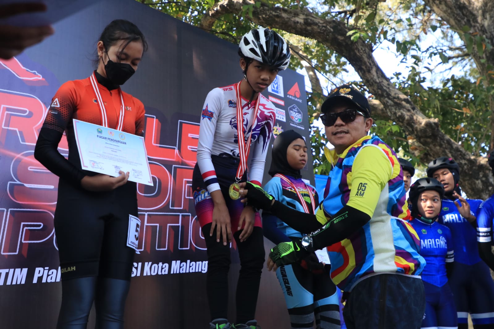 Walikota Malang, H Sutiaji mengalungkan medali kepada atlet dalam kejuaraan sepatu roda piala PORSEROSI Kota Malang (ist)