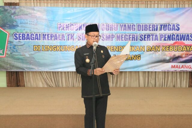 Walikota Malang, H Sutiaji, mengukuhkan 64 guru yang diberi tugas untuk menjadi Kepala TK, SD dan SMP serta pengawas sekolah di lingkungan Dinas Pendidikan dan Kebudayaan Kota Malang (ist)