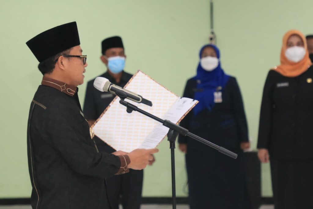 Walikota Malang, H Sutiaji, mengukuhkan 64 guru yang diberi tugas untuk menjadi Kepala TK, SD dan SMP serta pengawas sekolah di lingkungan Dinas Pendidikan dan Kebudayaan Kota Malang (ist)