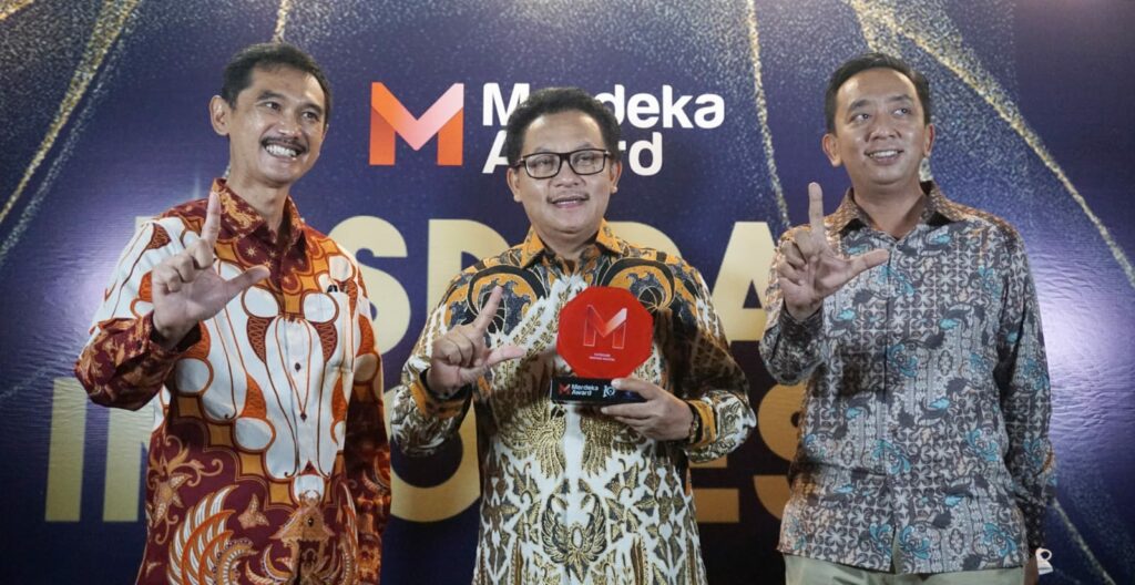 Walikota Malang, H Sutiaji pose bersama Kepala Dinas Komunikasi dan Informatika Muhammad Nur Widianto, serta Kepala Bagian Humas Setda Kota Malang Dony Sandito usai menerima penghargaan (ist)