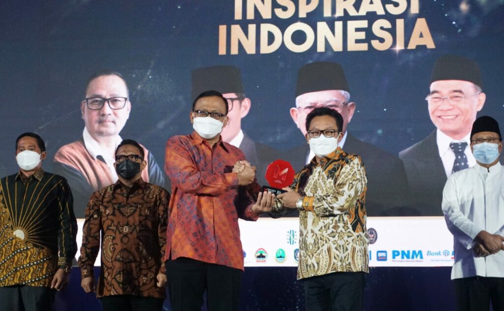 Walikota Malang, H Sutiaji saat menerima penghargaan kategori Inovasi Digital (ist)