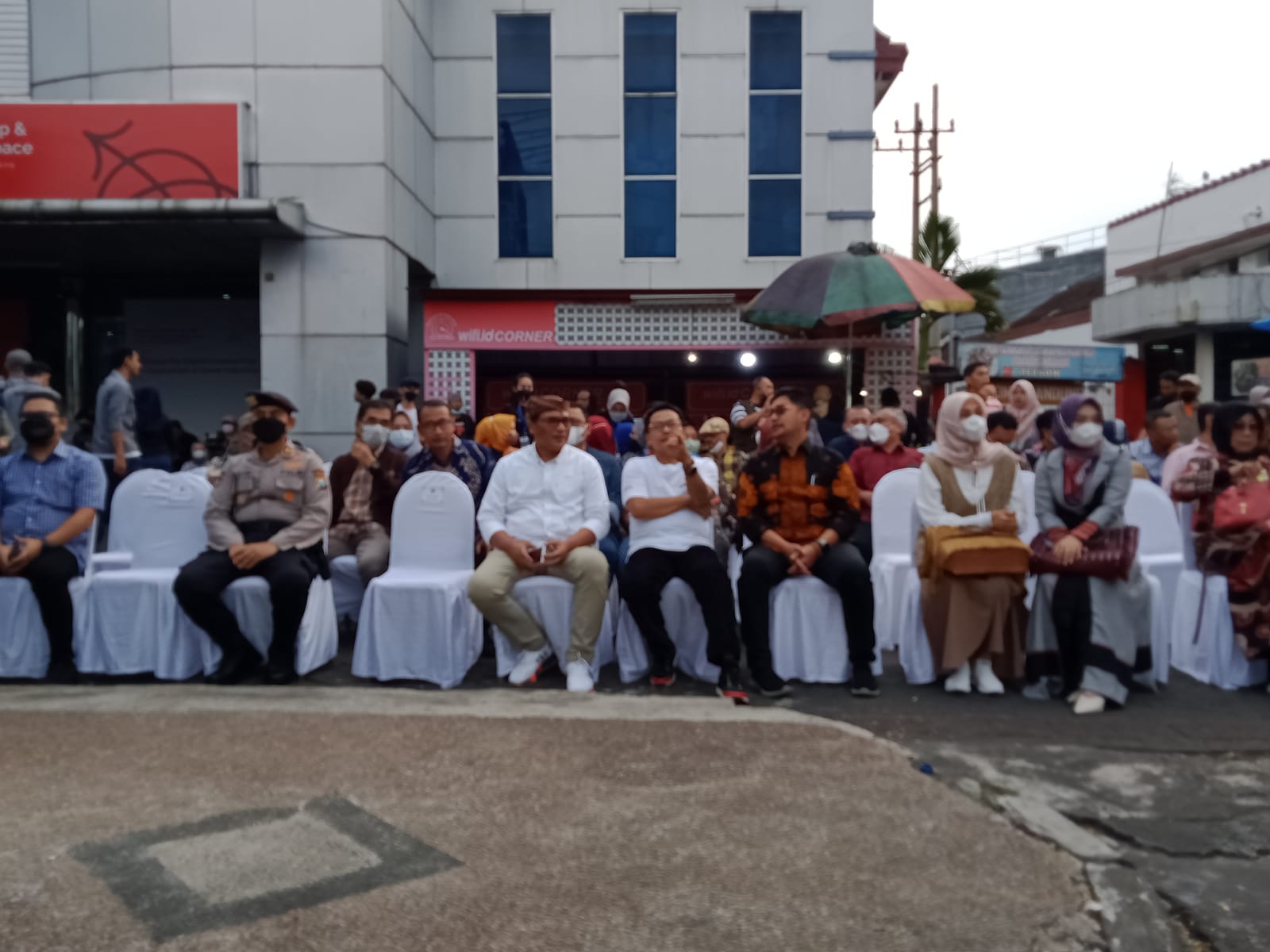 Wali Kota Malang Sutiaji dan Wawali Sofyan Edi Jarwoko, turut turun di tengah jalan untuk ikut merasakan kondisi kehujanan bersama warga demi menyaksikan event Malang 108 Rise and Shine Kayutangan Heritage