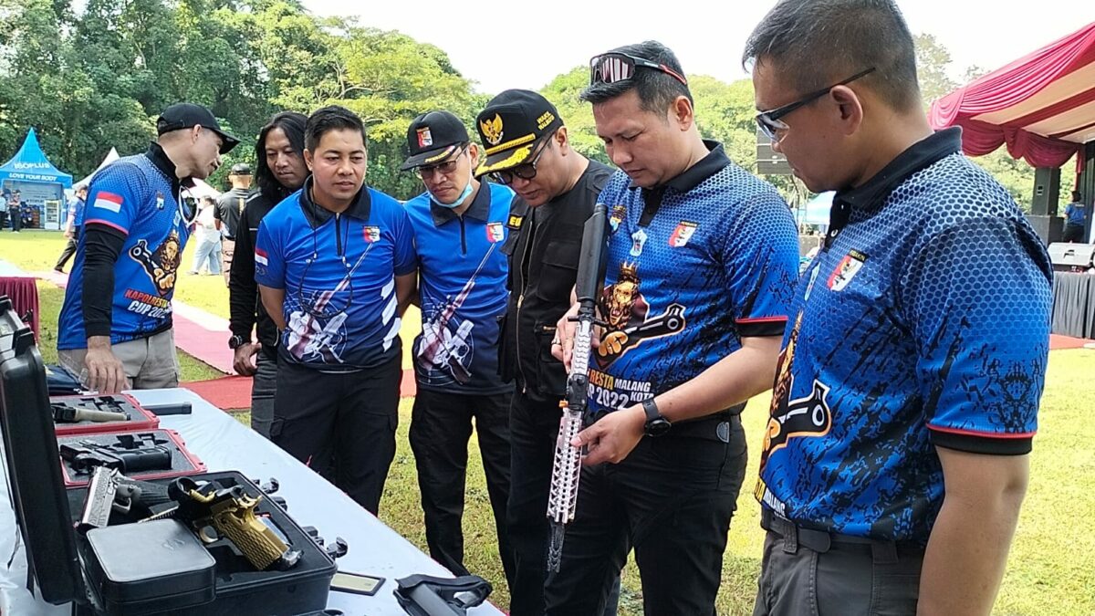 Kapolresta Malang Kota, Kombes Pol Budi Hermanto dan Wakil Walikota Malang, Sofyan Edi Jarwoko, mencoba salah satu jenis senjata dalam Kejuaraan menembak
