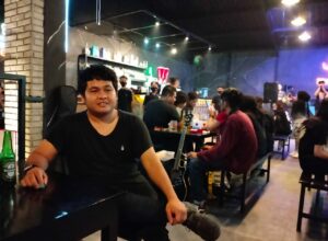 Wim Harpendi, manager operasional Kafe Stallion sedang santai menemani para pengunjung
