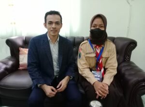 dr. Gamal pose bersama Ganes Danastri Pratista Aura Afra (penulis)