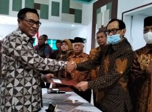 Wakil Walikota Malang, H Sofyan Edi Jarwoko yang juga sebagak Ketua Komda Lansia Kota Malang, menerima berkas deklarasi dari ketua Yayasan Gerontologi Abioyoso Malang, H. Djanggan Sargowo.