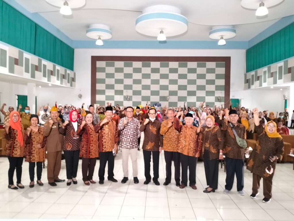 Wakil Walikota Malang, H Sofyan Edi Jarwoko pose bersama para Lansia Kota Malang dalam Peringatan Hari Lanjut Usia Nasional (HLUN)