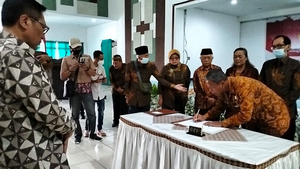 Wakil Walikota Malang, H Sofyan Edi Jarwoko menyaksikan penandatangan deklarasi untuk mengaktifkan Komnas Lansia di acara Peringatan Hari Lanjut Usia Nasional, yang digelar di Gedung Kartini Kota Malang