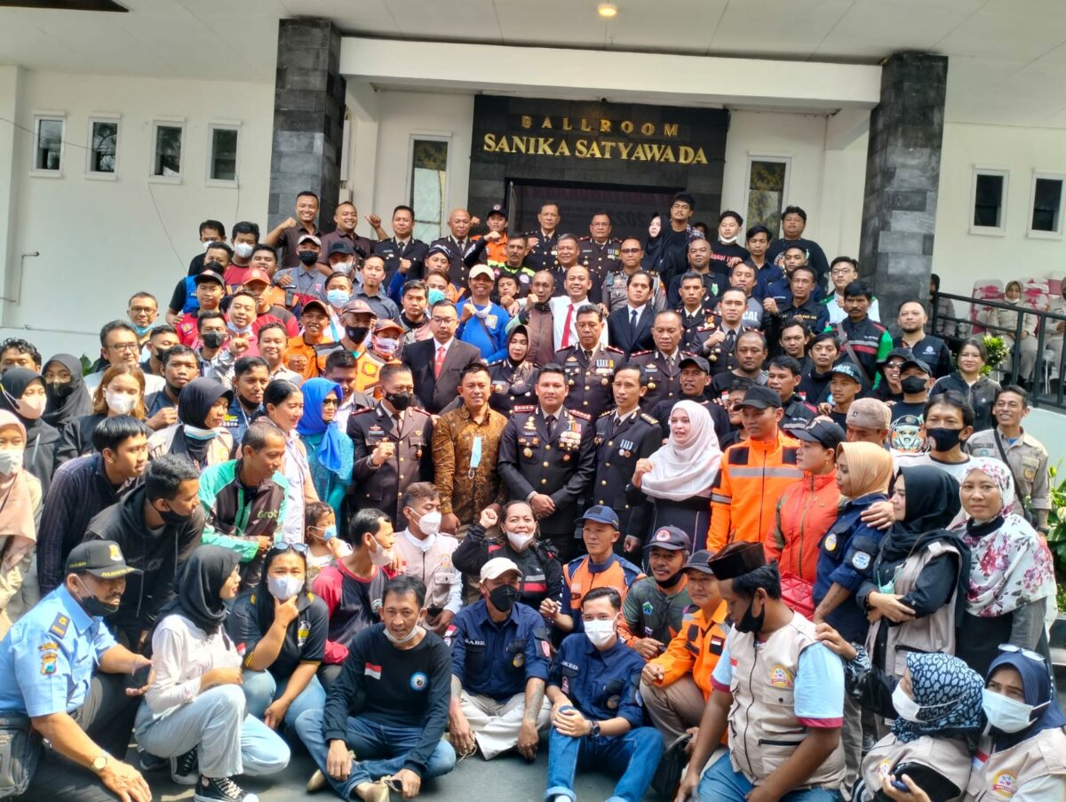Anggota Komunitas dan relawan Malang pose bersama Kapolresta Malang Kota dan jajaran