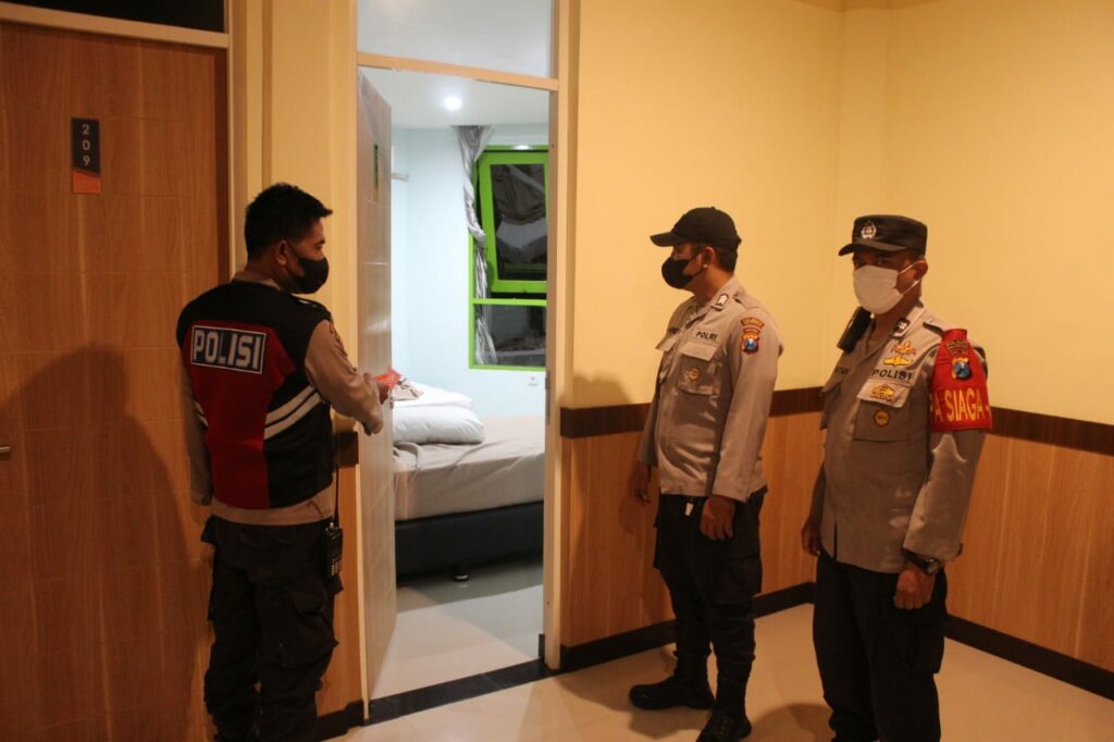 Anggota Polsek Blimbing, Polresta Malang Kota menunjukan kamar tempat korban meninggal