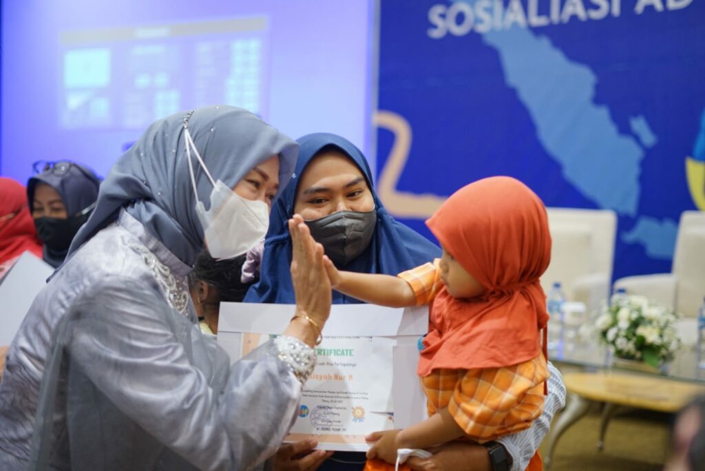 Bunda Paud, Hj Widayati Sutiaji Tos dengan salah satu anak yang di imunisasi (ist)