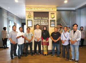 Kombes Pol Deny Heryanto bersama isteri, mengajak wartawan Pokja Polresta Malang Kota pose bersama