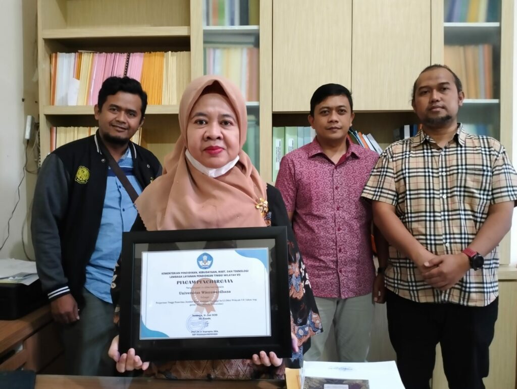 Dr. Eny Dyah Yuniwati. SP. MP bersama para dosen tim LPPM Unidha Malang menunjukan piagam penghargaan dari LLDIKTI Wilayah VII Jatim