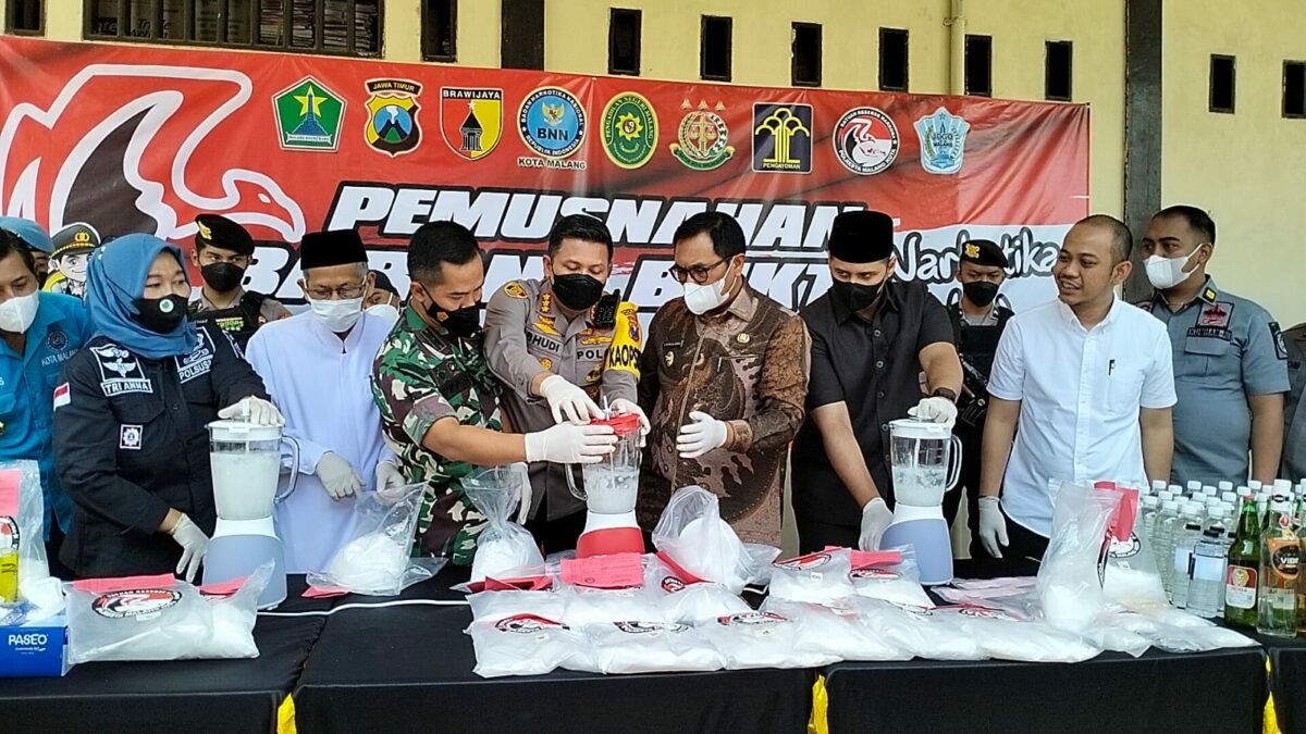 Forkopimda Kota Malang memusnahkan barang bukti 20 kilogram sabu dengan cara di blender