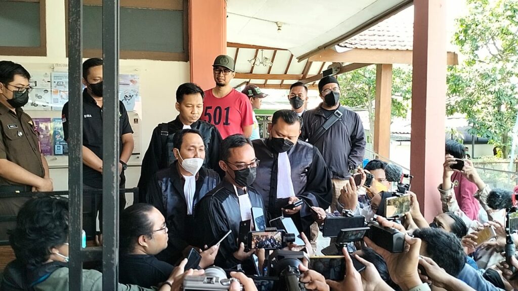Jaksa Penuntut Umum (JPU) yang di wakili Kajari Kota Batu, Agus Rujito SH, MH, memberikan keterangan kepada wartawan di PN Kota Malang usai persidangan