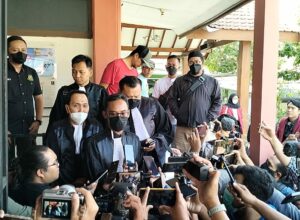 Jaksa penuntut umum (JPU) Agus Rujito memberikan keterangan kepada wartawan usai persidangan di PN Kota Malang