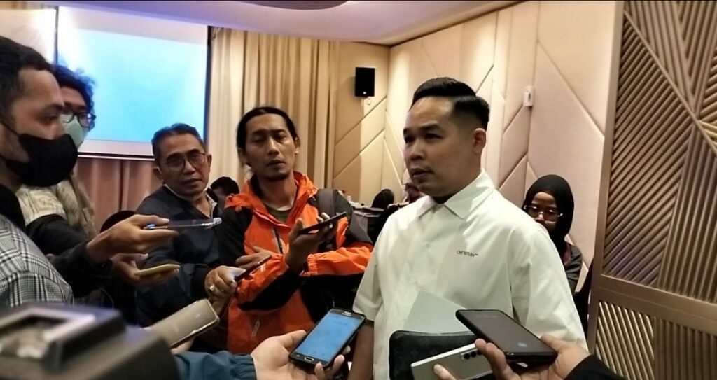 Jeffry Simatupang memberikan keterangan kepada wartawan