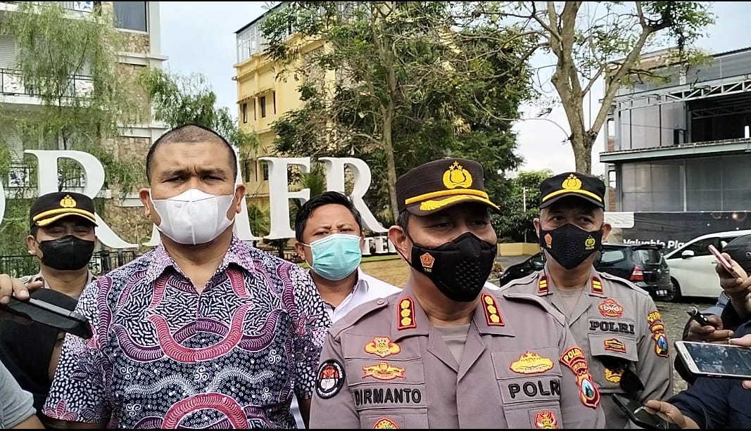 Kabid Humas Polda Jatim, Kombes Pol Dirmanto memberikan keterangan kepada wartawan