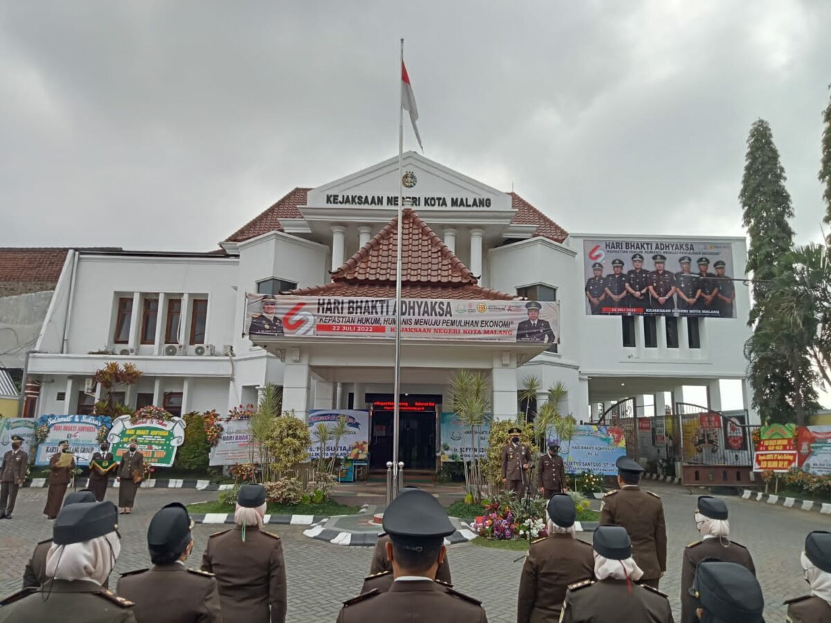 Kajari Kota Malang, Zuhandi, SH, MH memimpin Upacara Puncak HBA Ke 62 di Halaman Kejari setempat