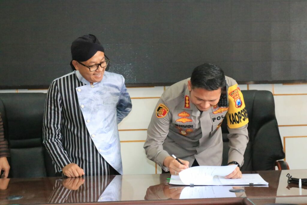Kapolresta Malang Kota, Kombes Pol Budi Hermanto dan Walikota Malang, H Sutiaji, menandatangani nota kesepahaman (MoU)