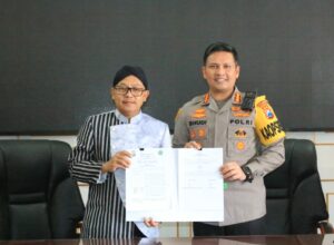 Kapolresta Malang Kota, Kombes Pol Budi Hermanto dan Walikota Malang, H Sutiaji menunjukan bukti nota kesepahaman (MoU) yang telah di tandatangani (ist)
