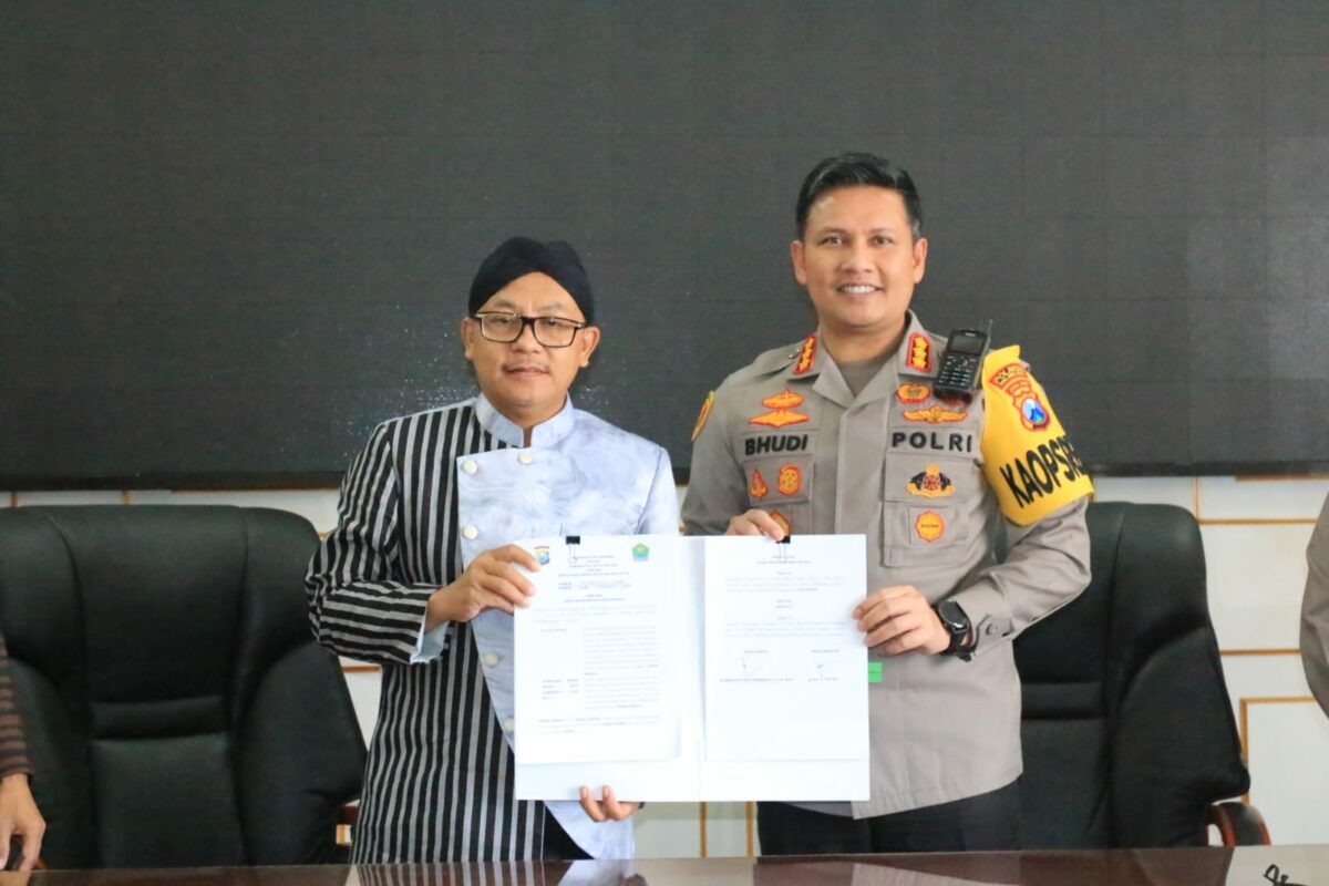 Kapolresta Malang Kota, Kombes Pol Budi Hermanto dan Walikota Malang, H Sutiaji menunjukan bukti nota kesepahaman (MoU) yang telah di tandatangani (ist)