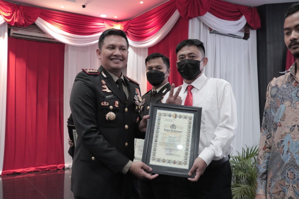 Kapolresta Malang Kota, Kombes Pol Budi Hermanto memberikan penghargaan kepada PS Kanitdik V Satresktim Ipda Jajang Edi Wibowo bersam tim Satreskrim