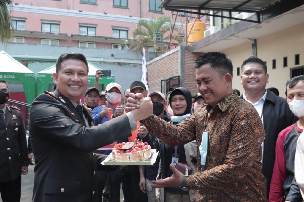 Kapolresta Malang Kota, Kombes Pol Budi Hermanto mendapat kejutan berupa kue tart dan nasi tumpeng dari Komunitas dan relawan Malang di Hari Bhayangkara1