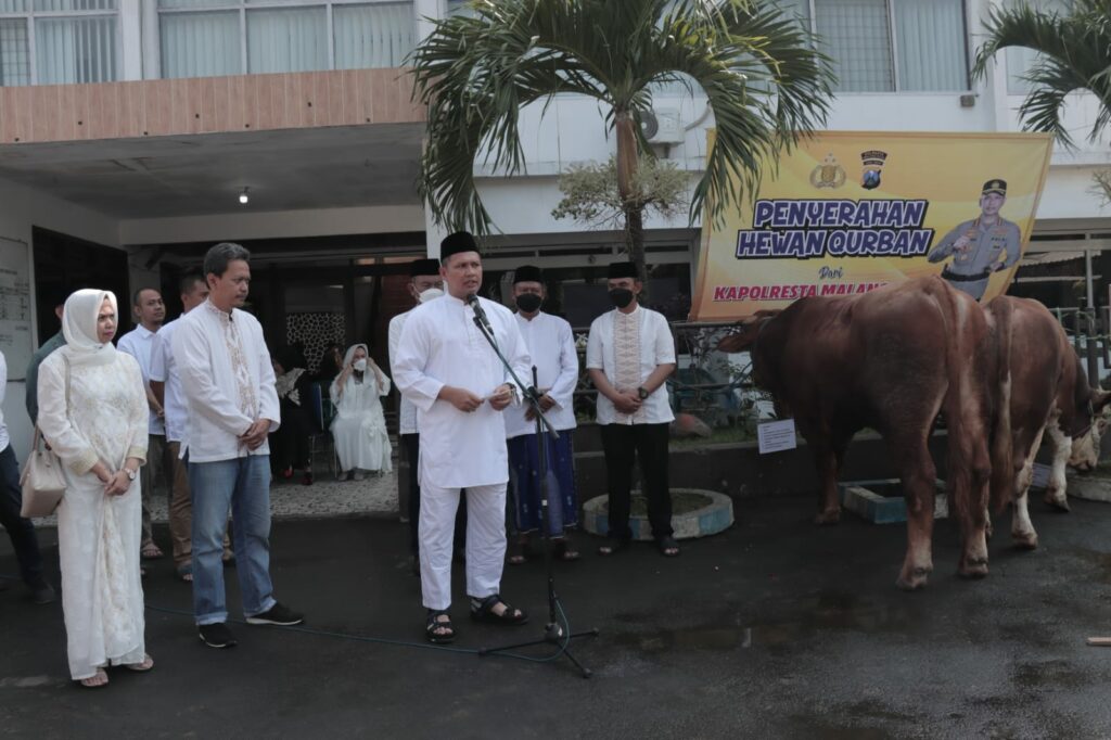 Kapolresta Malang Kota, Kombes Pol Budi Hermanto menyerahkan secara simbolis puluhan hewan kurban