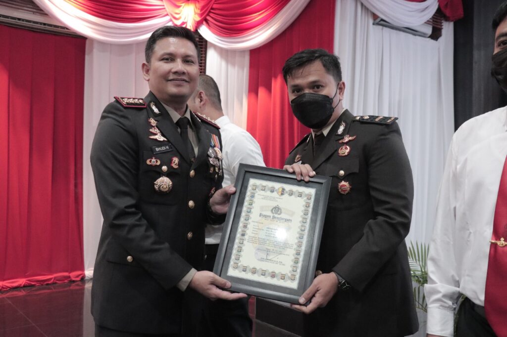 Kasi Humas Ipda Eko Novianto mendapat penghargaan atas prestasinya dari Kapolresta Kombes Pol Budi Hermanto (ist)