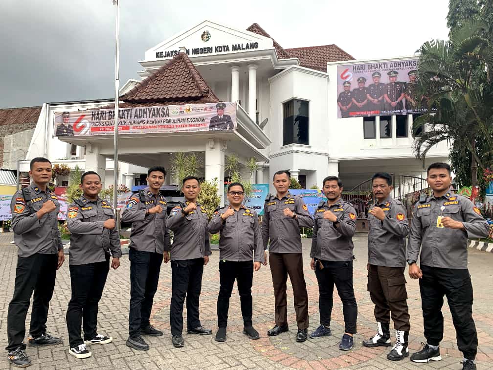 Kasi Intelijen Kejaksaan Negeri Kota Malang, Eko Budisusanto pose bersama tim (ist)