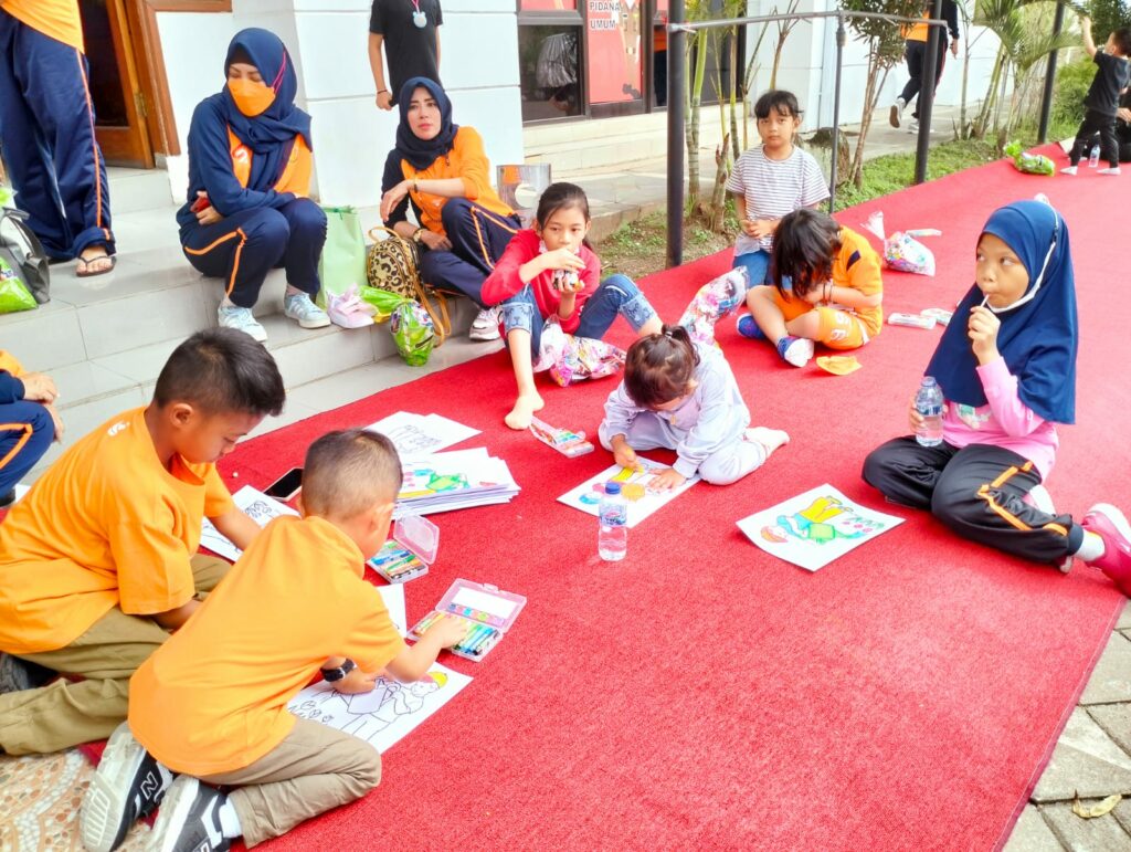 Keceriaan anak - anak saat mewarnai dalam lomba menyambut HBA di Kejari Kota Malang