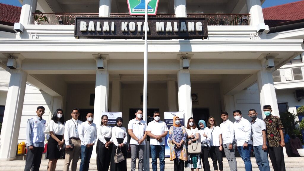 Kepala BPF Malang, Andri beserta Tim pose bersama Wawali Sofyan Edi Jarwoko di Halaman Balaikota Malang (ist)