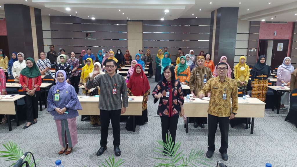 Kepala Dinkes Kota Malang, dr Husnul Muarif pose bersama peserta pertemuan Monitoring - Evaluasi Imunisasi (ist)