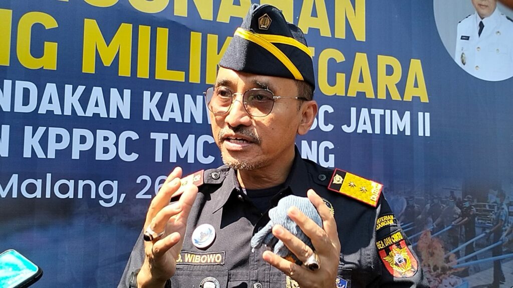 Kepala Kantor Wilayah DJBC Jawa Timur II Oentarto Wibowo, memberikan keterangan terkait pemusnahan jutaan batang rokok ilegal