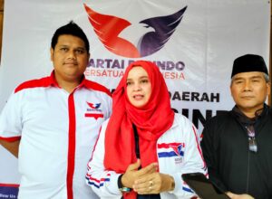 Ketua DPD Partai Perindo Kota Malang, Laily Fitriyah Liza Min Nelly, memberikan keterangan terkait apresiasi pemberian penghargaan kepada sembilan tokoh masyarakat