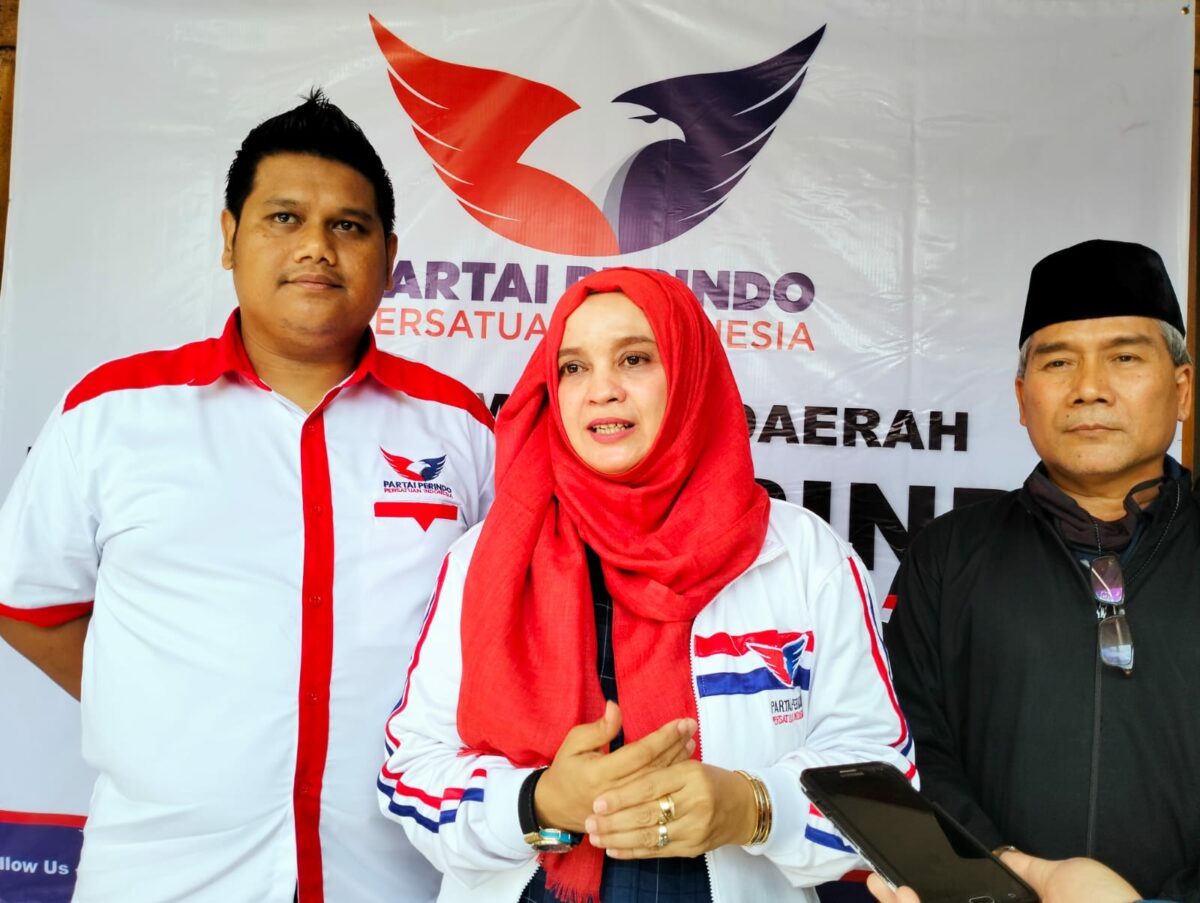 Ketua DPD Partai Perindo Kota Malang, Laily Fitriyah Liza Min Nelly, memberikan keterangan terkait apresiasi pemberian penghargaan kepada sembilan tokoh masyarakat