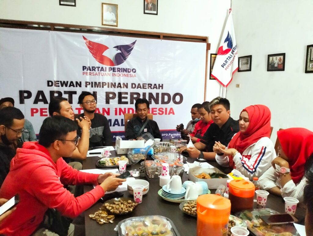 Ketua DPD Partai Perindo Kota Malang, Laily Fitriyah Liza Min Nelly, memberikan keterangan terkait apresiasi pemberian penghargaan kepada sembilan tokoh masyarakat__