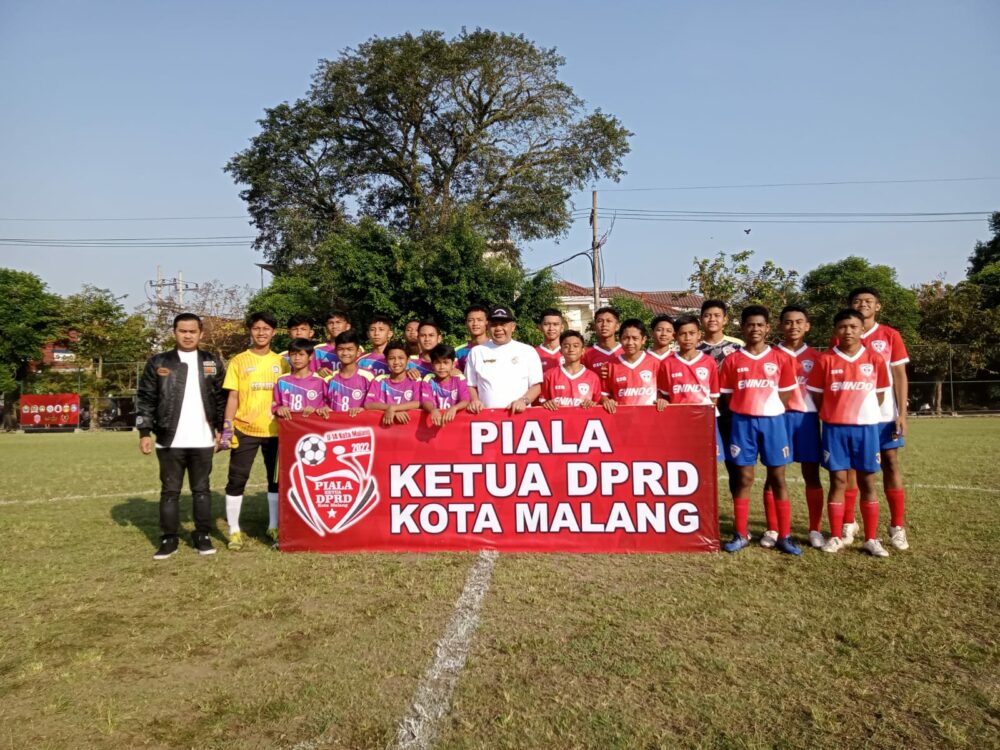 Ketua DPRD Kota Malang, I Made Riandiana Kartika dan Ketua Pelaksana Piala Ketua DPRD Kota Malang, Hengky Bayu Firmansyah pose bersama pemain U-14