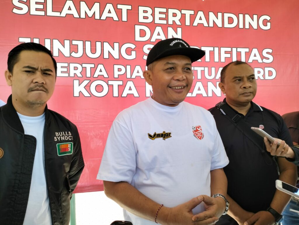 Ketua DPRD Kota Malang, I Made Riandiana Kartika memberikan keterangan kepada wartawan