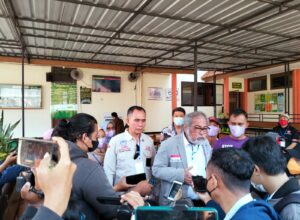 Ketua Komisi Nasional Perlindungan Anak (Komnas PA), Arist Merdeka Sirait, memberikan keterangan kepada wartawan pasca penundaan sidang