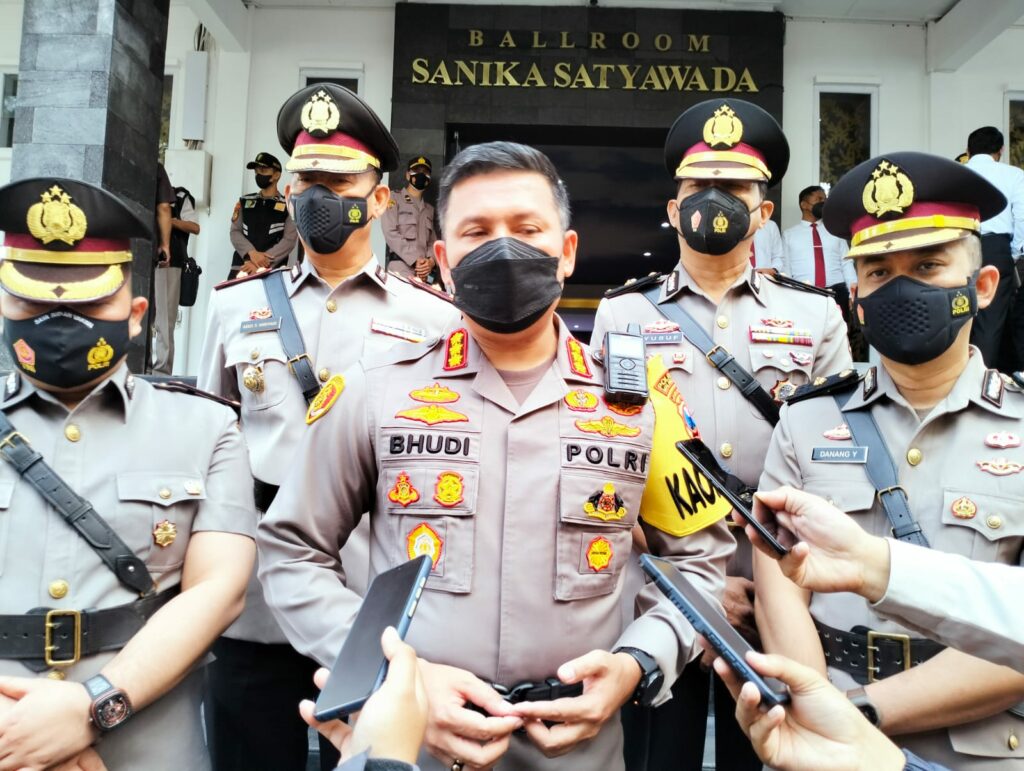 Kombes Pol Budi Hermanto memberikan keterangan kepada wartawan usai memimpin sertijab