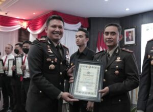 Kombes Pol Budi Hermanto menyerahkan penghargaan kepada Kasat Samapta, Kompol Syabain Rahmad Kusriyanto (ist)