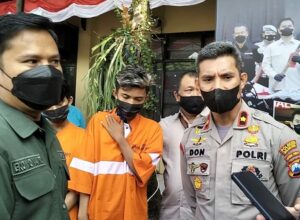 Kompol Domingos Ximenes bersama Kasi Humas Polresta Malang Kota, Ipda Eko Novianto, menunjukan dua dari tiga tersangka pelaku penipuan