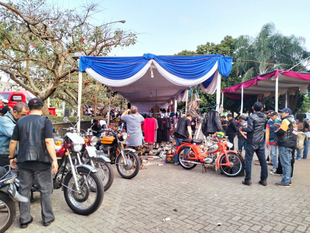 Motor tua berjejer di seputaran stand ajang Ritual Rotom Kewut di GOR Ken Arok, Kota Malang